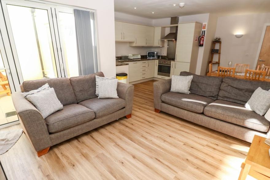 4 THE BEACH HOUSE, family friendly, country holiday cottage in Porth