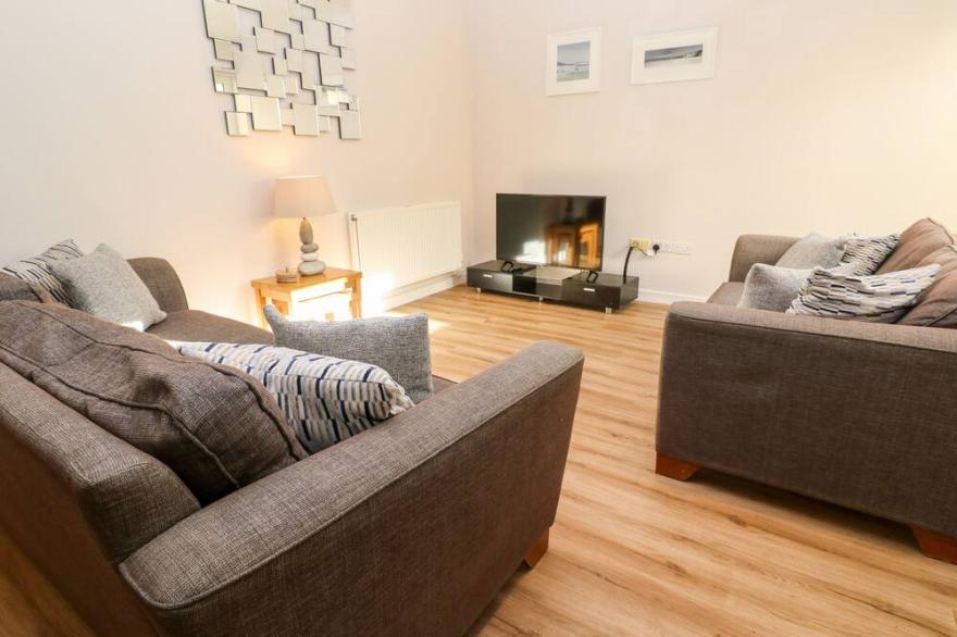 4 THE BEACH HOUSE, family friendly, country holiday cottage in Porth