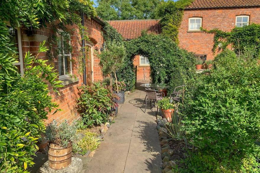 STABLE COTTAGE, pet friendly, luxury holiday cottage in Withernwick