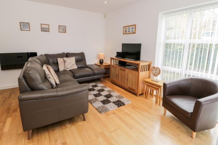 TIDES, family friendly, country holiday cottage in Benllech