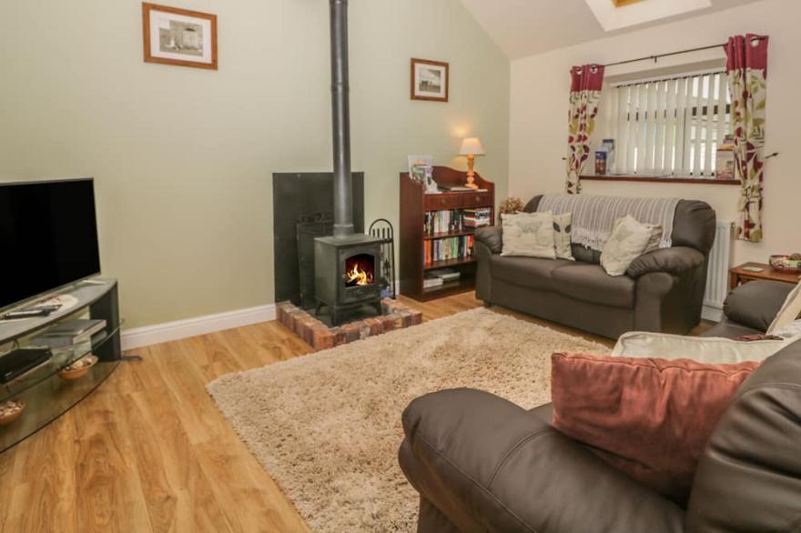 THE BARN, pet friendly, character holiday cottage in Burton Fleming