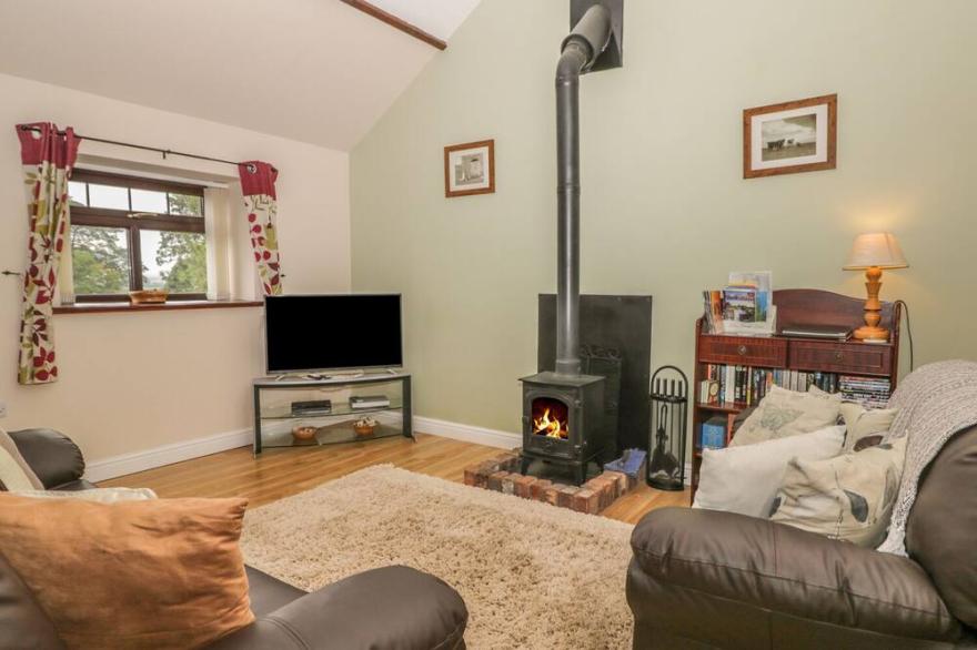 THE BARN, pet friendly, character holiday cottage in Burton Fleming