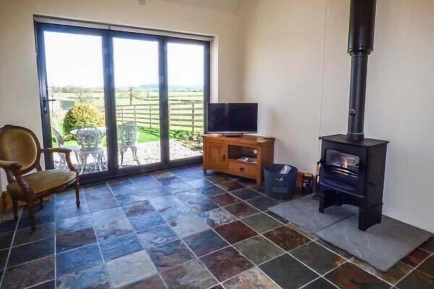 LOVESOME COTTAGE, pet friendly, with hot tub in Northallerton