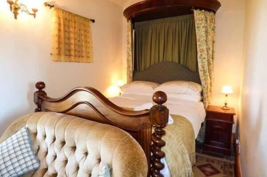 LOVESOME COTTAGE, pet friendly, with hot tub in Northallerton
