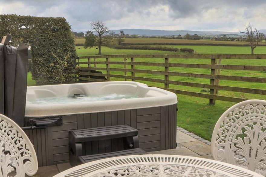 LOVESOME COTTAGE, pet friendly, with hot tub in Northallerton