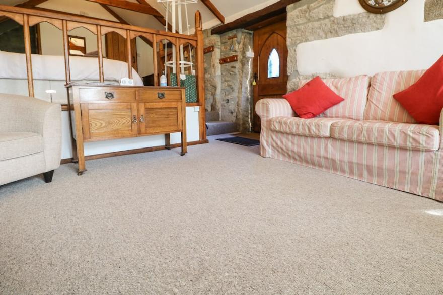 TREVENNING CHAPEL, pet friendly, with a garden in Bodmin