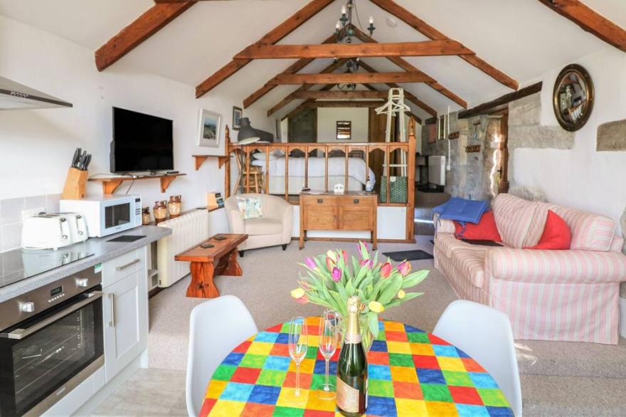 TREVENNING CHAPEL, pet friendly, with a garden in Bodmin
