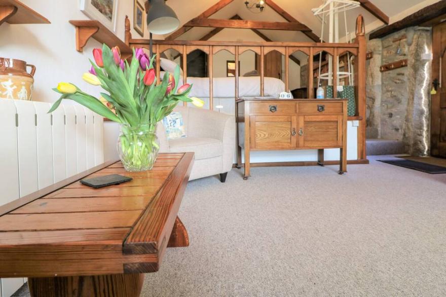TREVENNING CHAPEL, pet friendly, with a garden in Bodmin