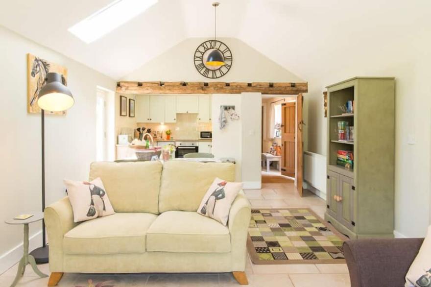 STABLE COTTAGE, pet friendly, with hot tub in Hanley William
