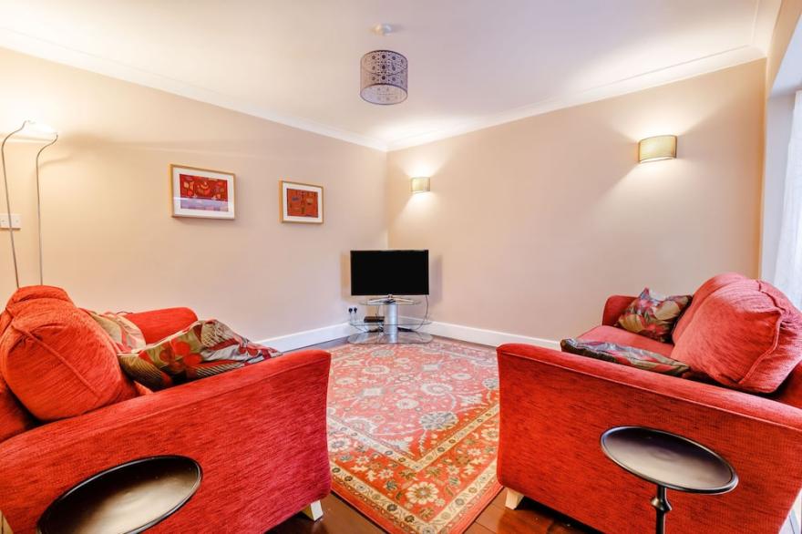 11 BEECH ROAD, pet friendly, with a garden in Weymouth