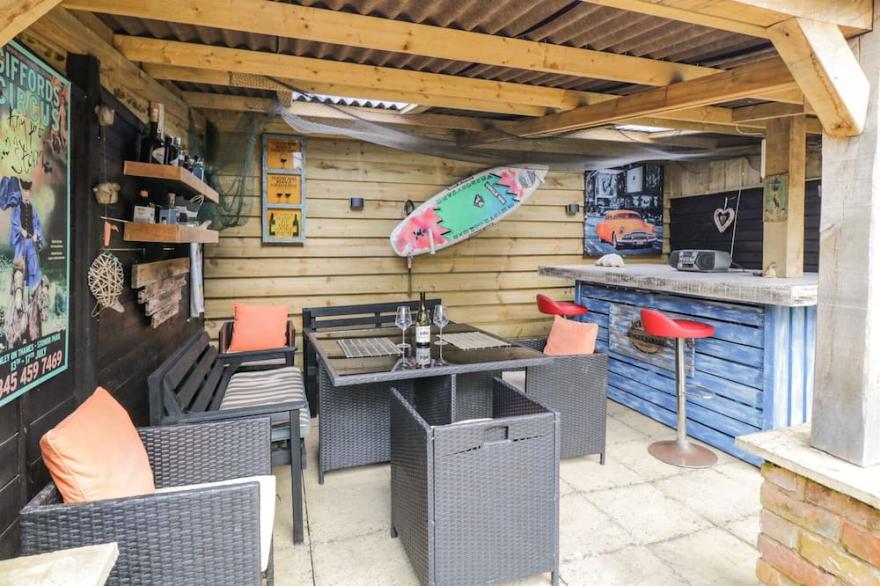 THE PHEASANT'S NEST, pet friendly, luxury holiday cottage in Welland