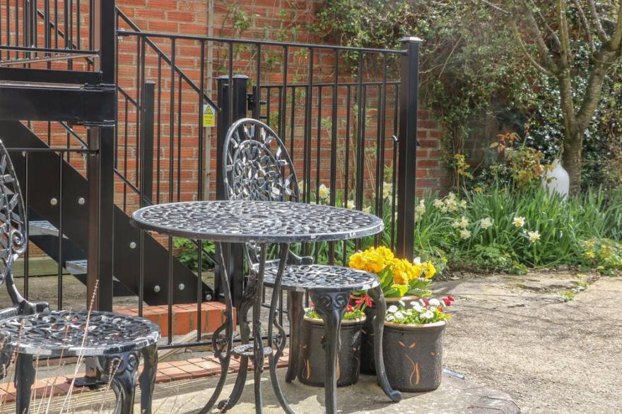 THE GRANARY, pet friendly, character holiday cottage in Wetwang