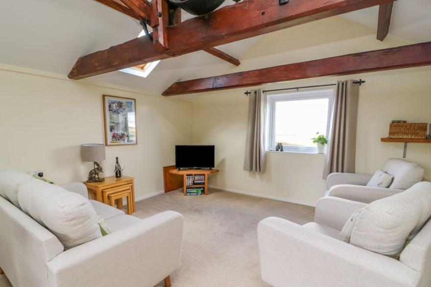 THE GRANARY, pet friendly, character holiday cottage in Wetwang