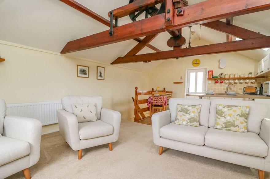 THE GRANARY, pet friendly, character holiday cottage in Wetwang