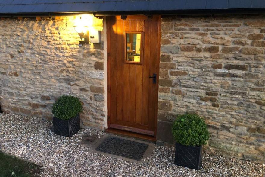 HOOK NORTON BARN, romantic, luxury holiday cottage in Hook Norton