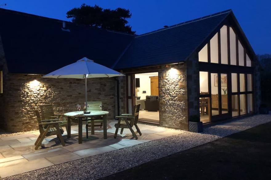 HOOK NORTON BARN, romantic, luxury holiday cottage in Hook Norton