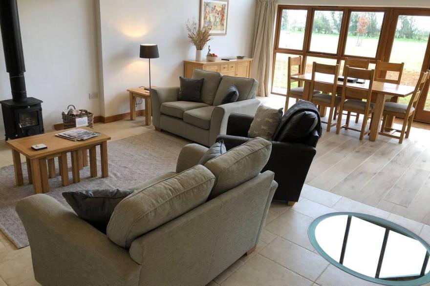 HOOK NORTON BARN, romantic, luxury holiday cottage in Hook Norton