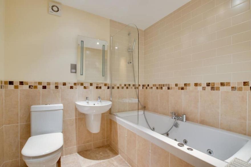 9 Reade Court - Three Bedroom Apartment, Sleeps 5