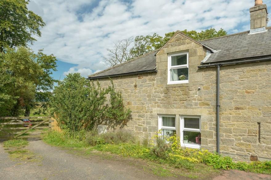 ROSE COTTAGE, pet friendly, character holiday cottage in Edlingham