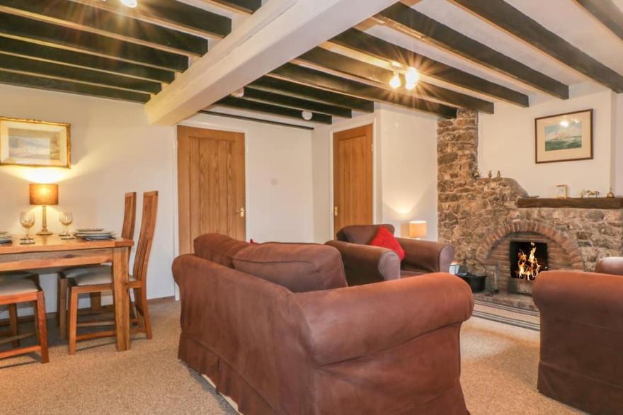 LOW GARTH COTTAGE, pet friendly, with open fire in Penruddock