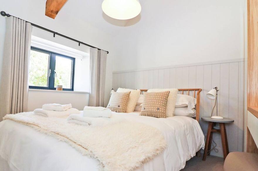 LONG HOUSE, BOSKENSOE BARNS, pet friendly in Mawnan Smith