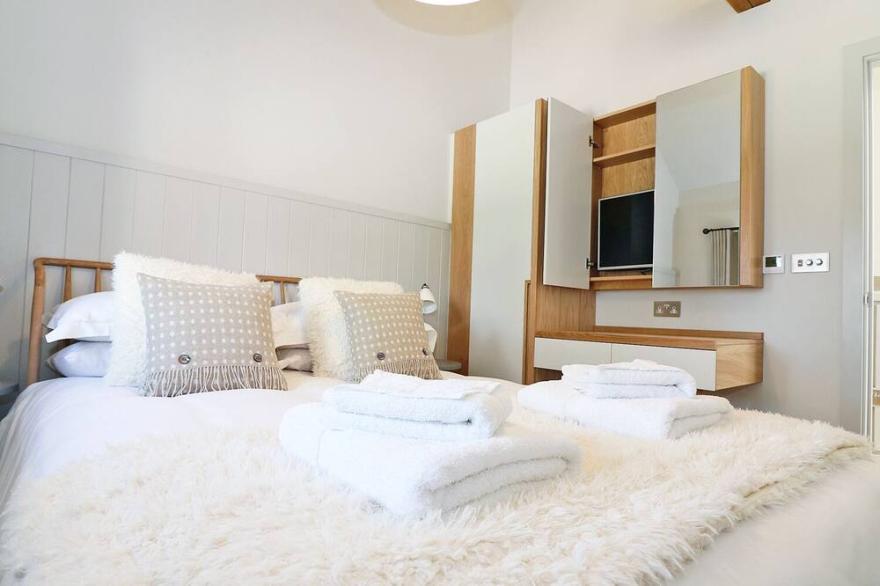 LONG HOUSE, BOSKENSOE BARNS, pet friendly in Mawnan Smith