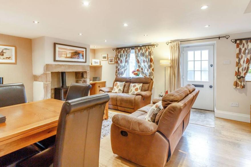 WILLOW VIEW, pet friendly, with open fire in Stoney Middleton