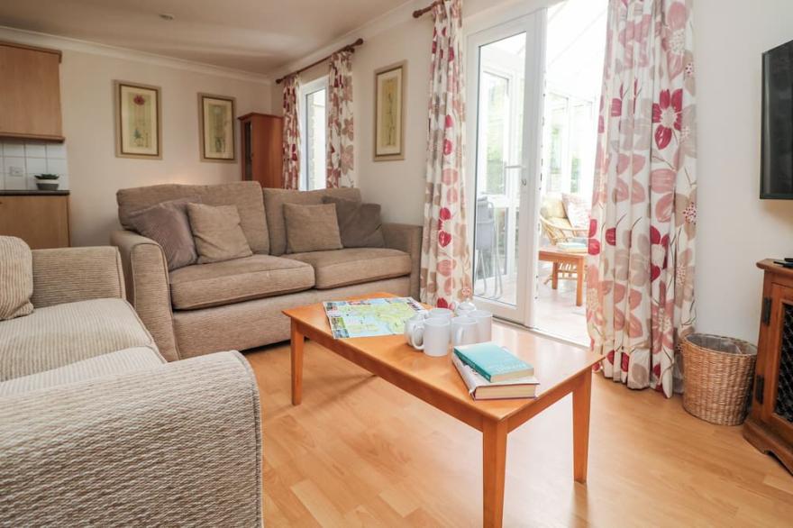 TRE POL PEN, pet friendly, country holiday cottage in Falmouth