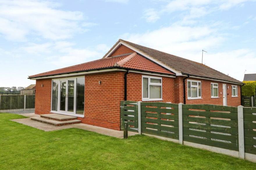 PINFOLD VIEW, pet friendly, with a garden in Seaton