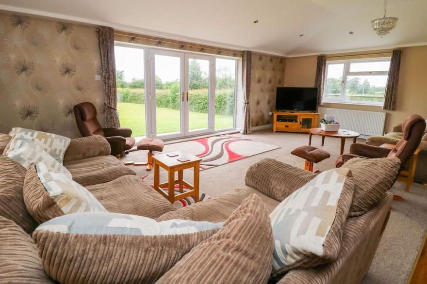 PINFOLD VIEW, pet friendly, with a garden in Seaton