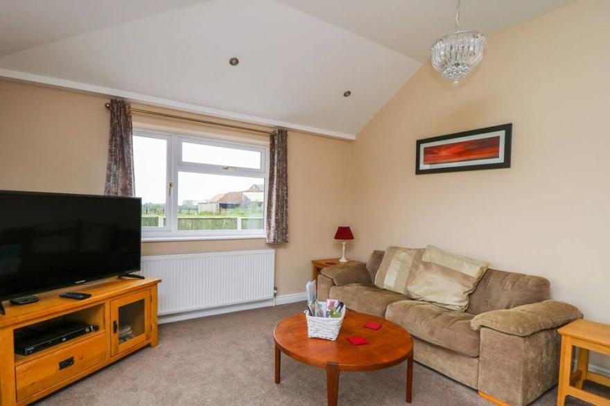 PINFOLD VIEW, pet friendly, with a garden in Seaton