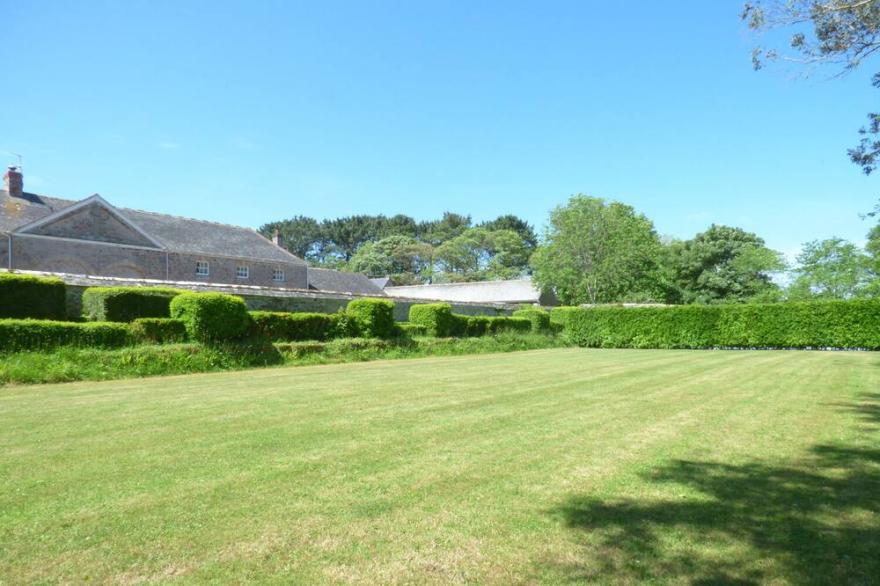 PARLOUR COTTAGE, family friendly, with pool in Marazion