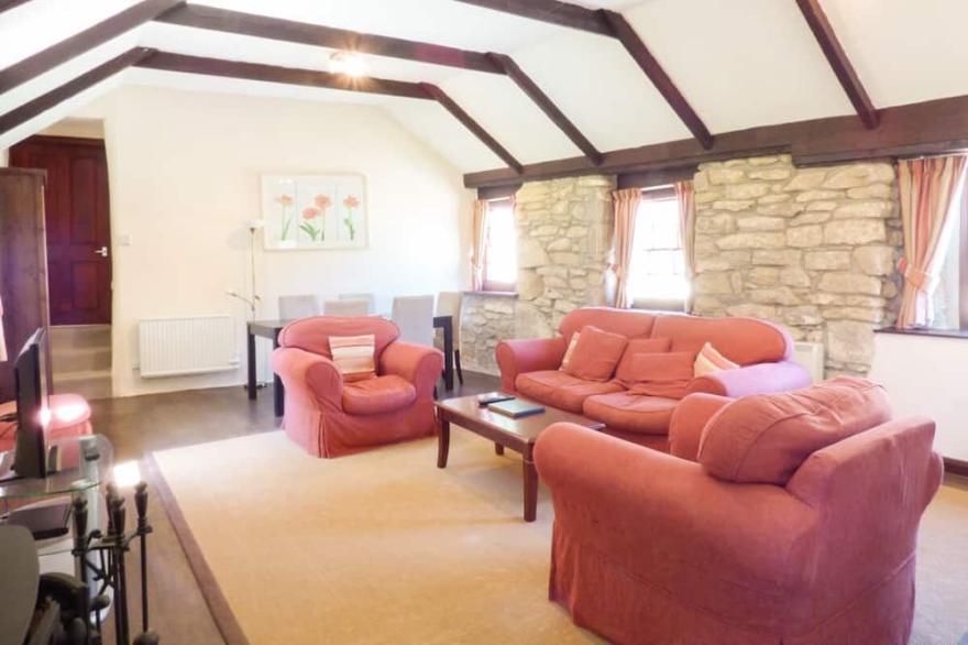 PARLOUR COTTAGE, family friendly, with pool in Marazion