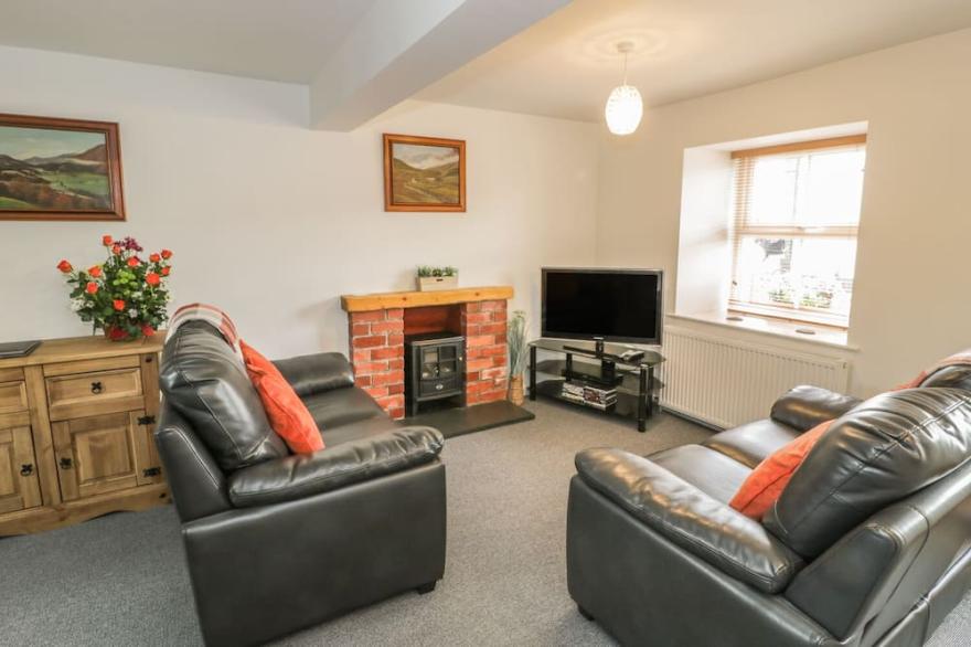 BRICKFIELD COTTAGE, family friendly, with a garden in Machynlleth