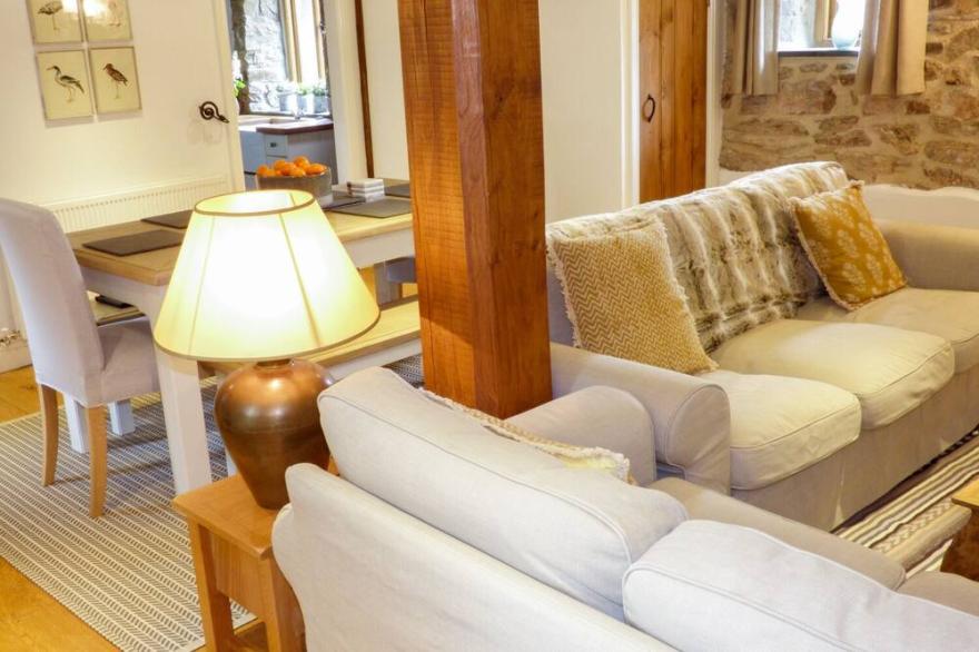2 HUXTABLES, pet friendly, character holiday cottage in North Molton