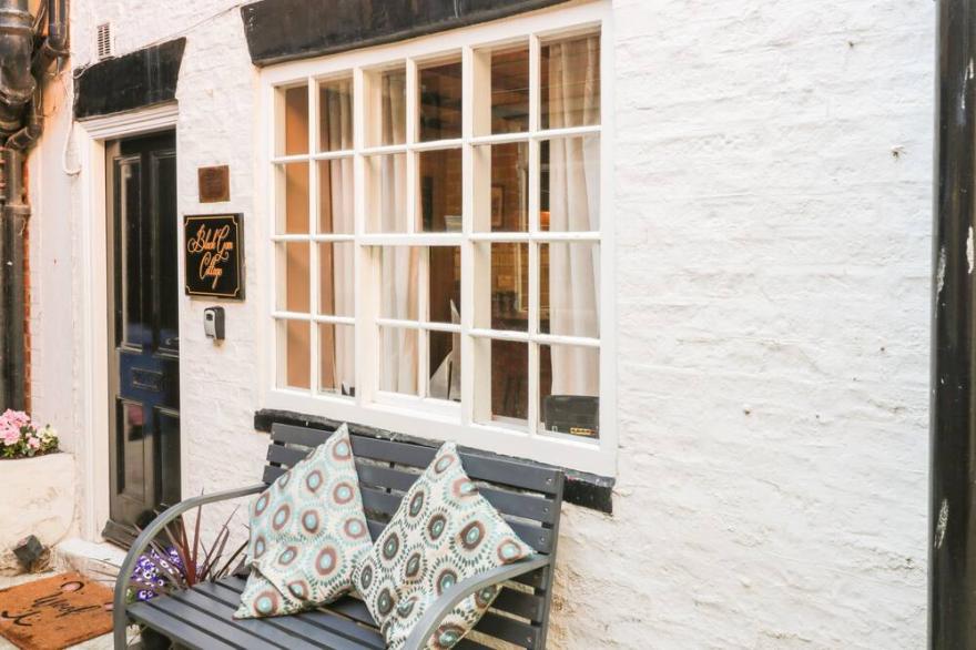 BLACK GEM COTTAGE, pet friendly, character holiday cottage in Whitby