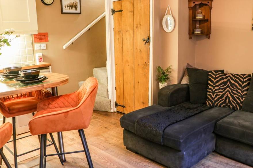 BLACK GEM COTTAGE, pet friendly, character holiday cottage in Whitby
