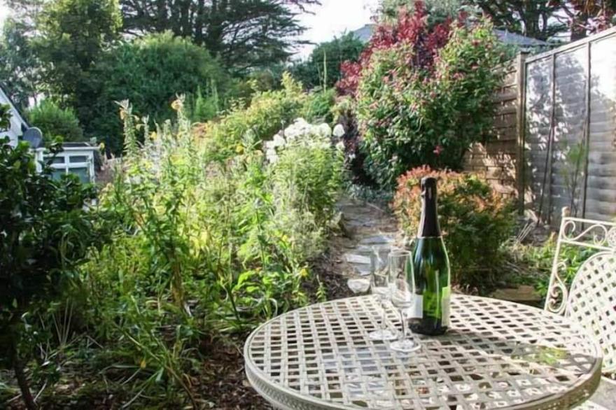 KILCARREG, family friendly, luxury holiday cottage in Rock
