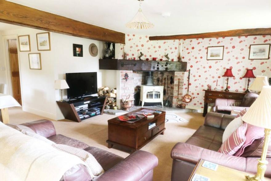 WOODLANDS, pet friendly, character holiday cottage in Wigglesworth