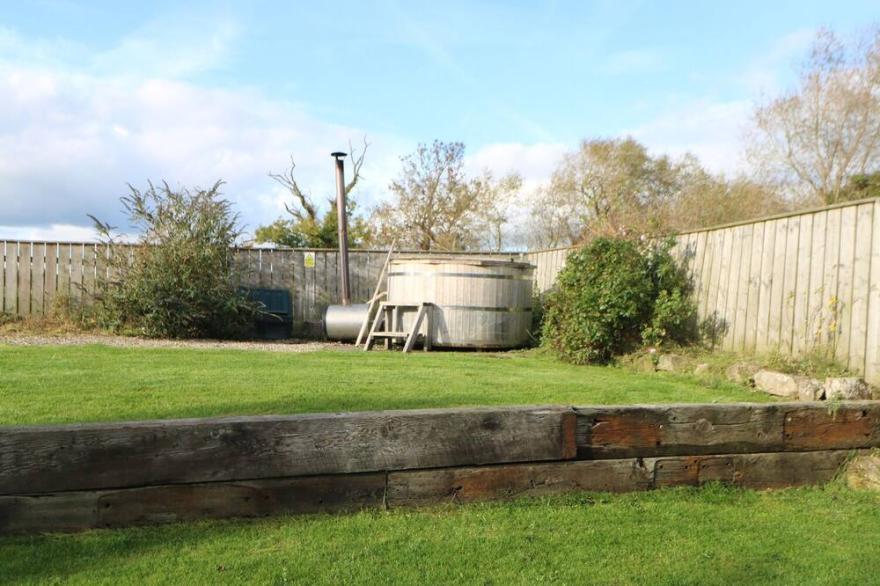 BARFORTH HALL LODGE, pet friendly, with hot tub in Gainford