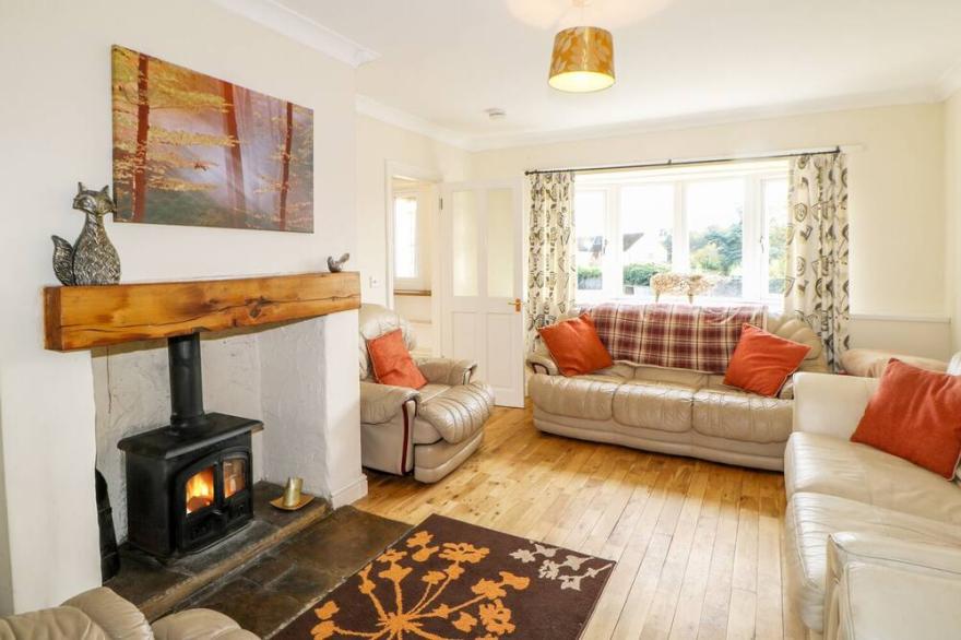 BARFORTH HALL LODGE, pet friendly, with hot tub in Gainford