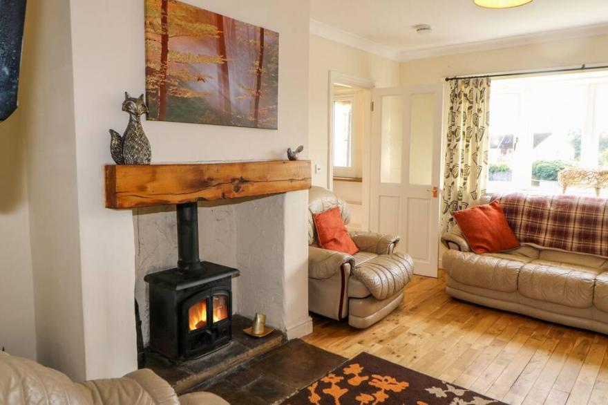 BARFORTH HALL LODGE, pet friendly, with hot tub in Gainford