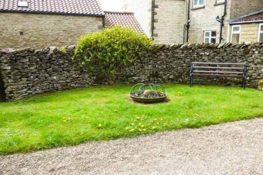 STABLE COTTAGE, pet friendly, character holiday cottage in Levisham