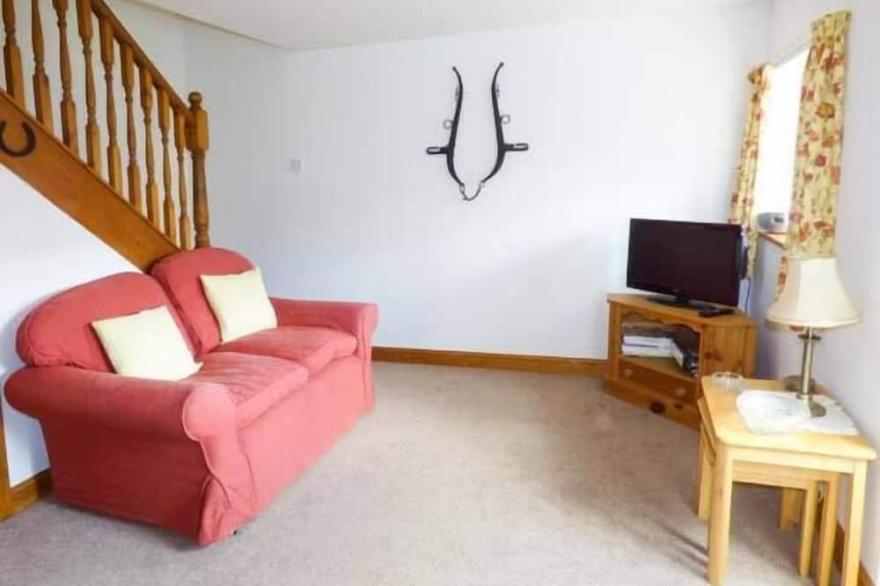 STABLE COTTAGE, pet friendly, character holiday cottage in Levisham