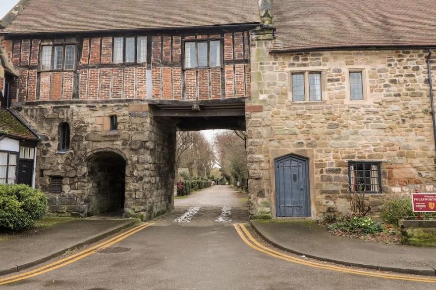 PORTER'S LODGE, pet friendly, character holiday cottage in Polesworth
