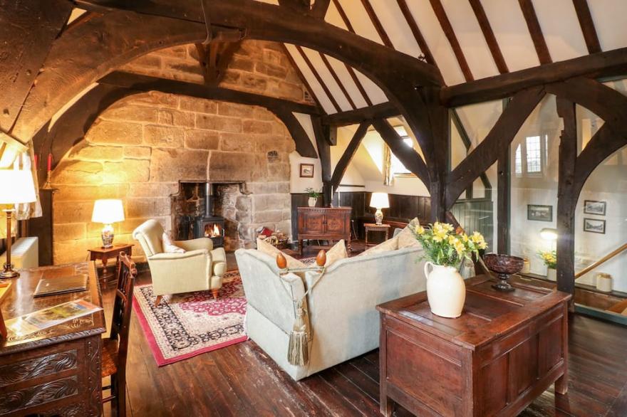 PORTER'S LODGE, pet friendly, character holiday cottage in Polesworth