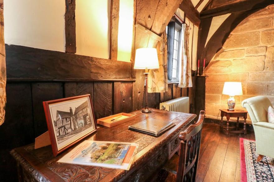 PORTER'S LODGE, pet friendly, character holiday cottage in Polesworth