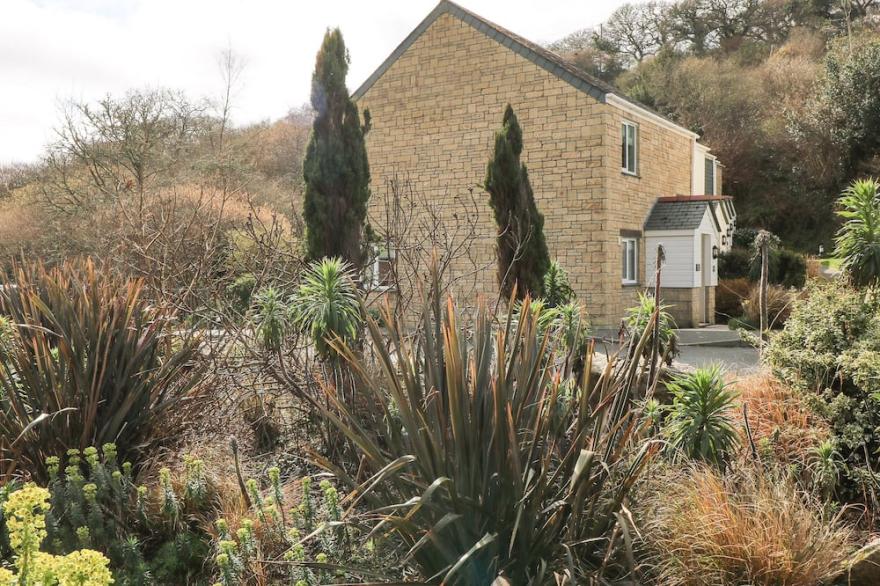 HEATHER'S COTTAGE, pet friendly in Falmouth