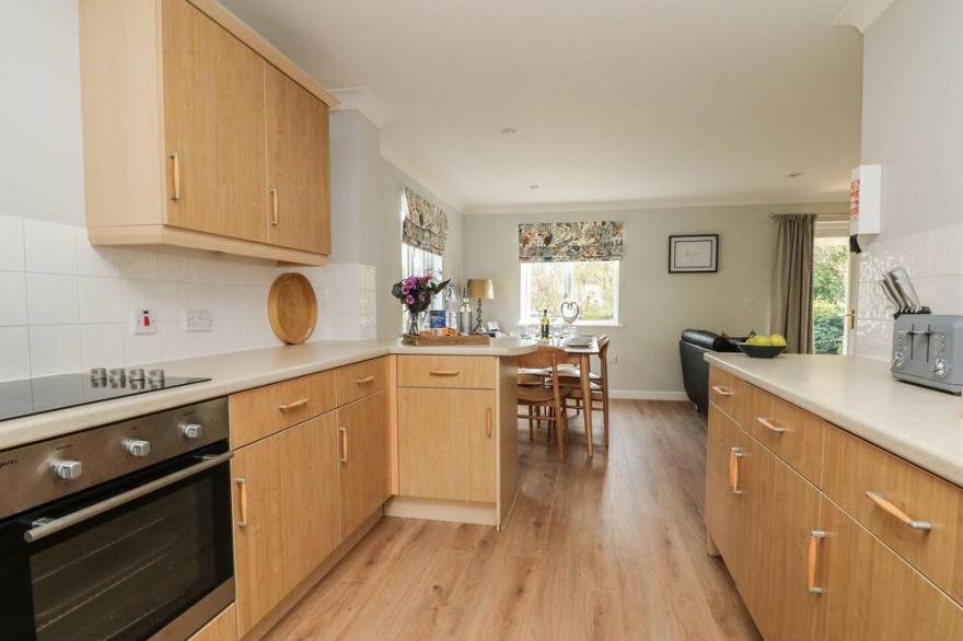 HEATHER'S COTTAGE, pet friendly in Falmouth