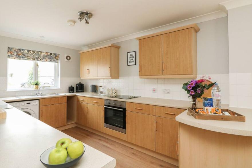 HEATHER'S COTTAGE, pet friendly in Falmouth